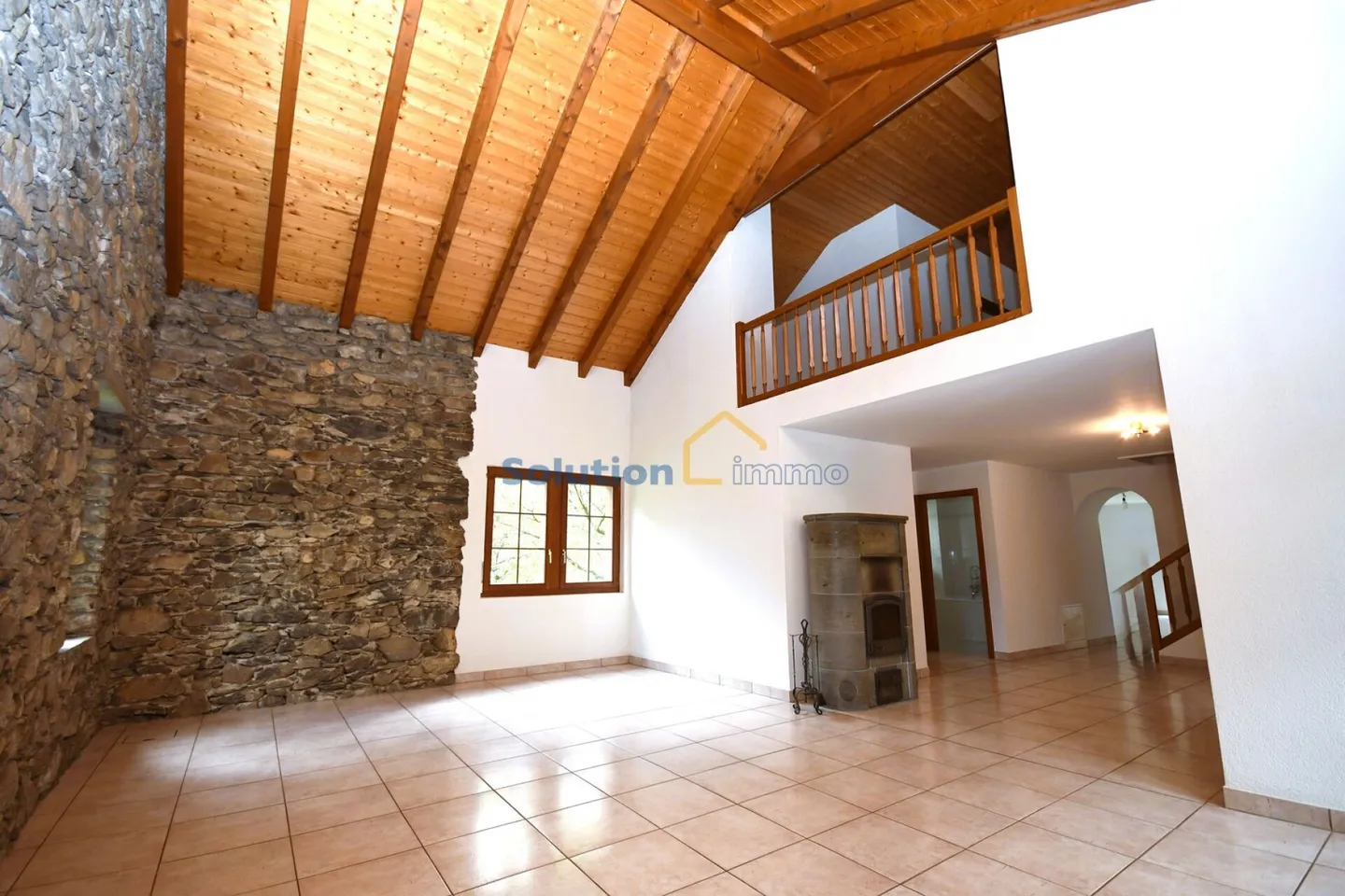 Large living area - Photo 3 of 16