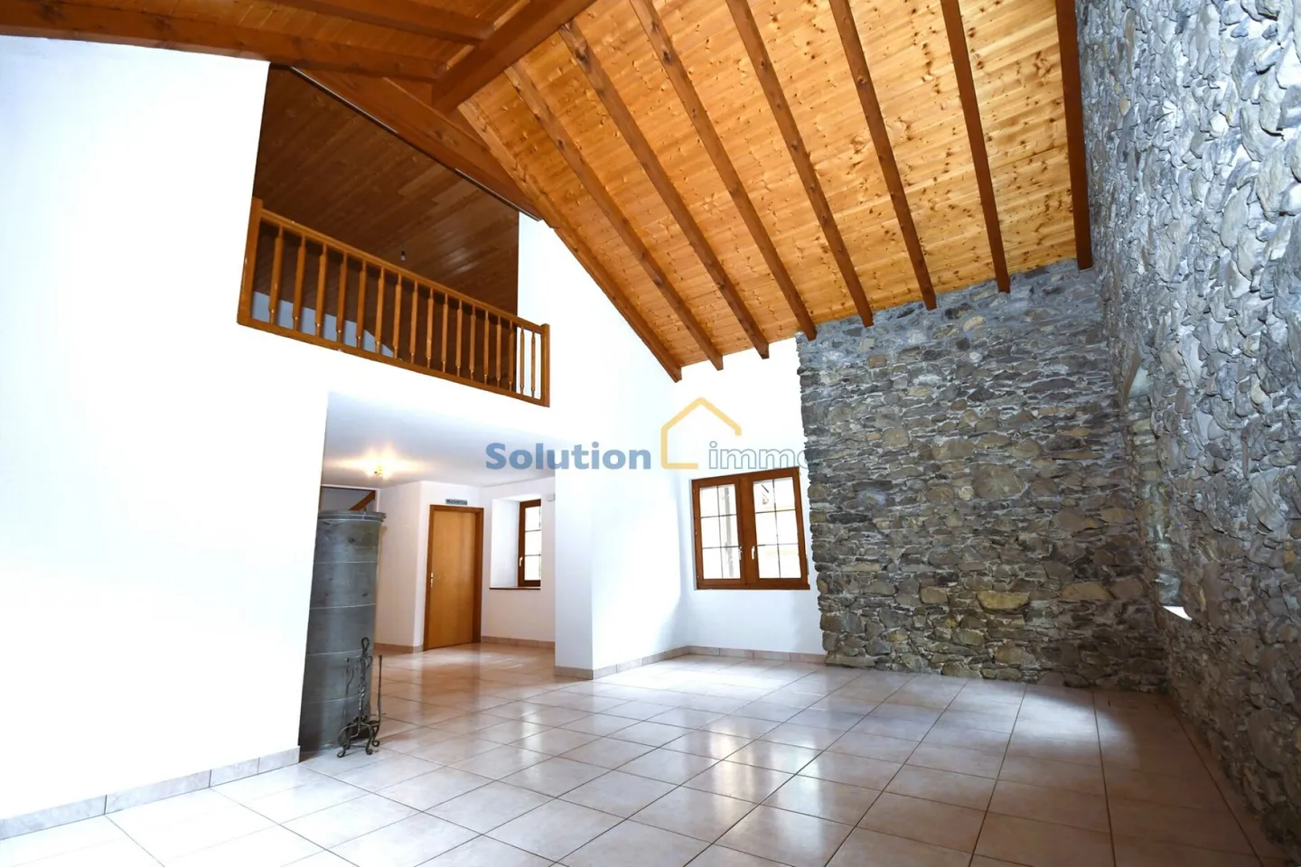 Large living area - Photo 4 of 16