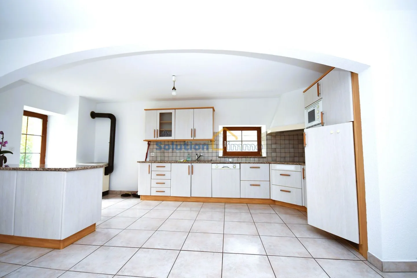 Large living area - Photo 5 of 16