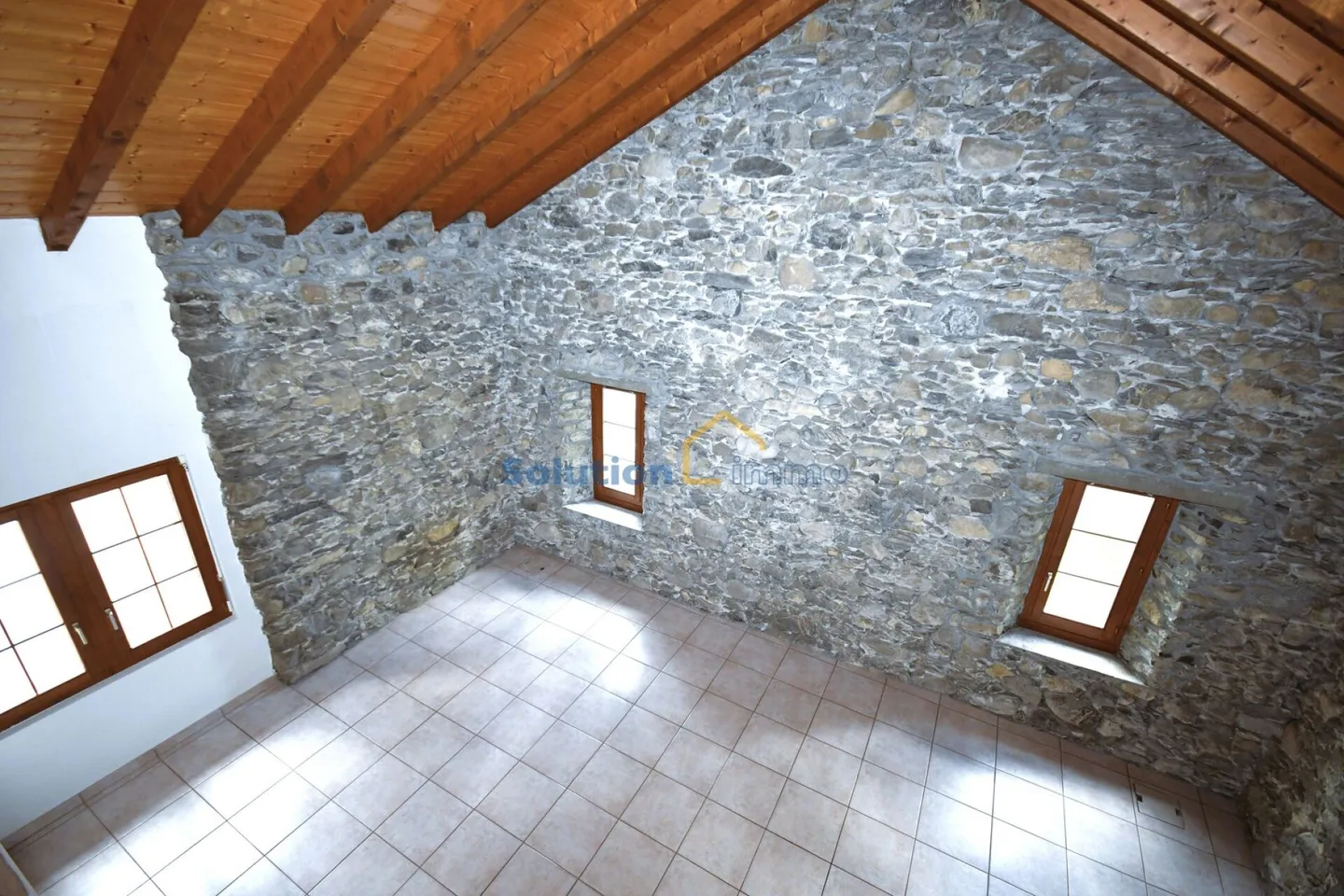Large living area - Photo 8 of 16