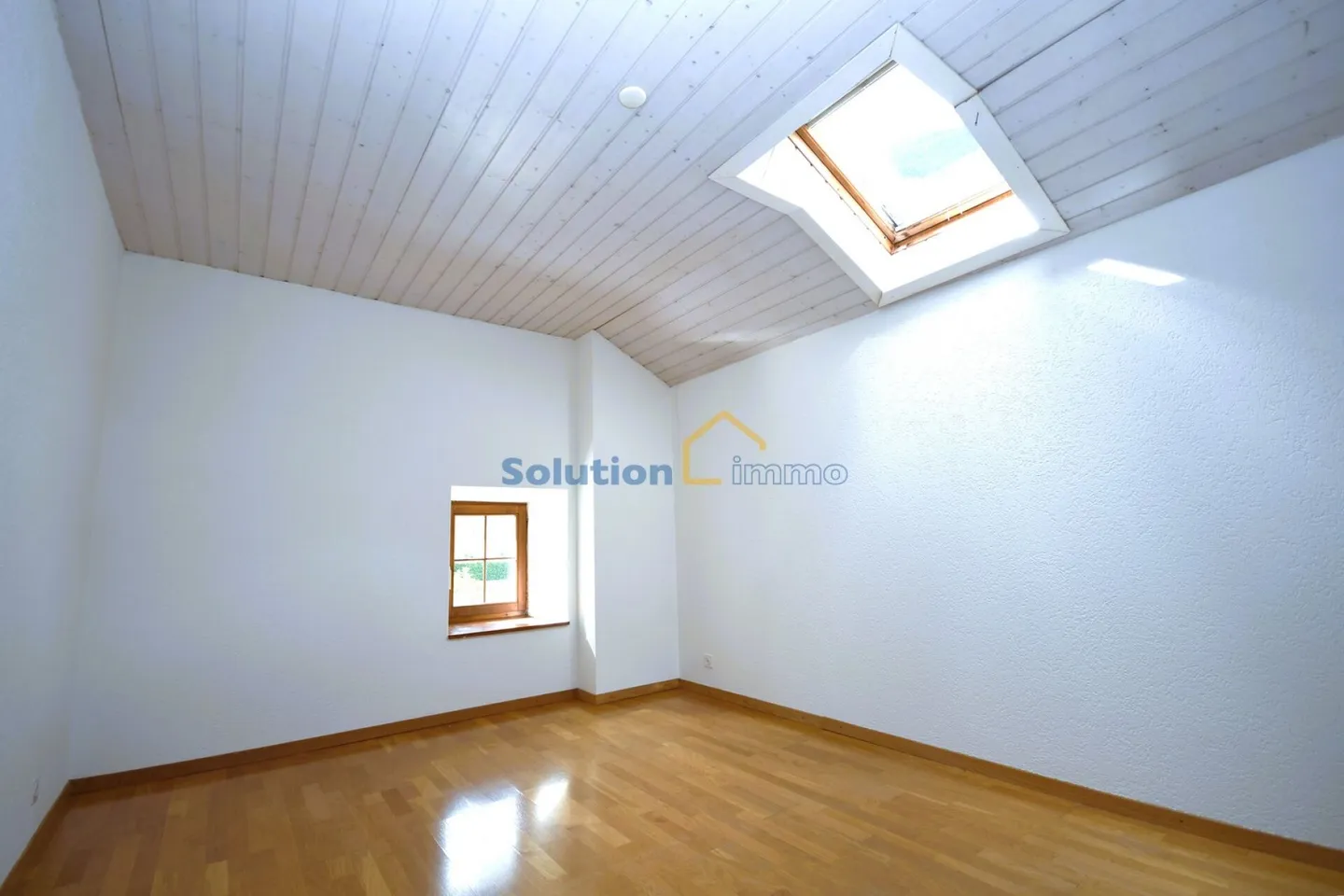 Large living area - Photo 12 of 16