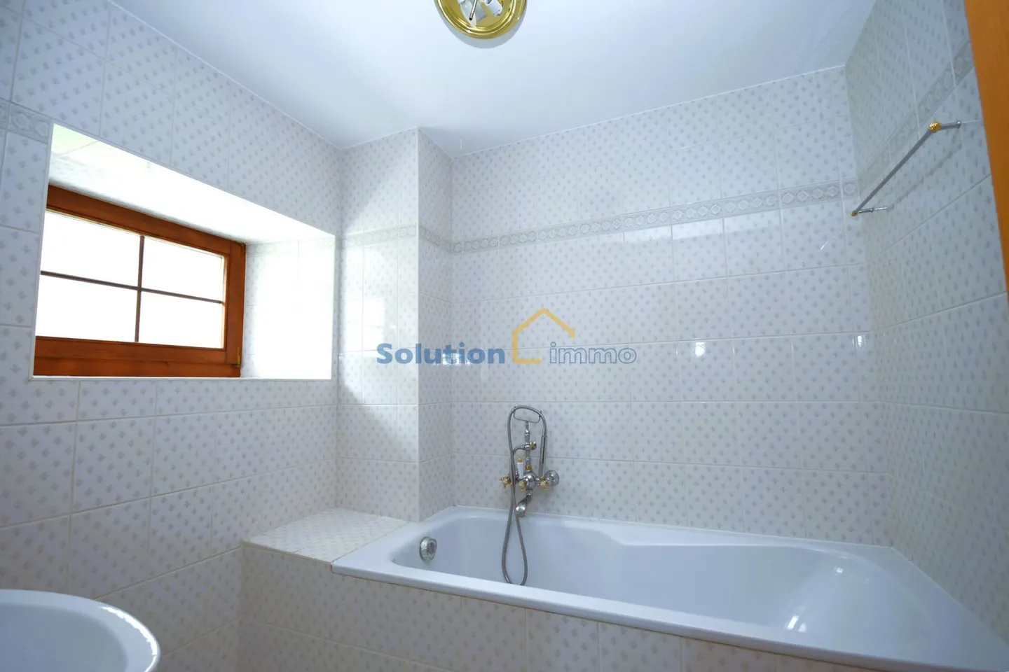 Large living area - Photo 14 of 16