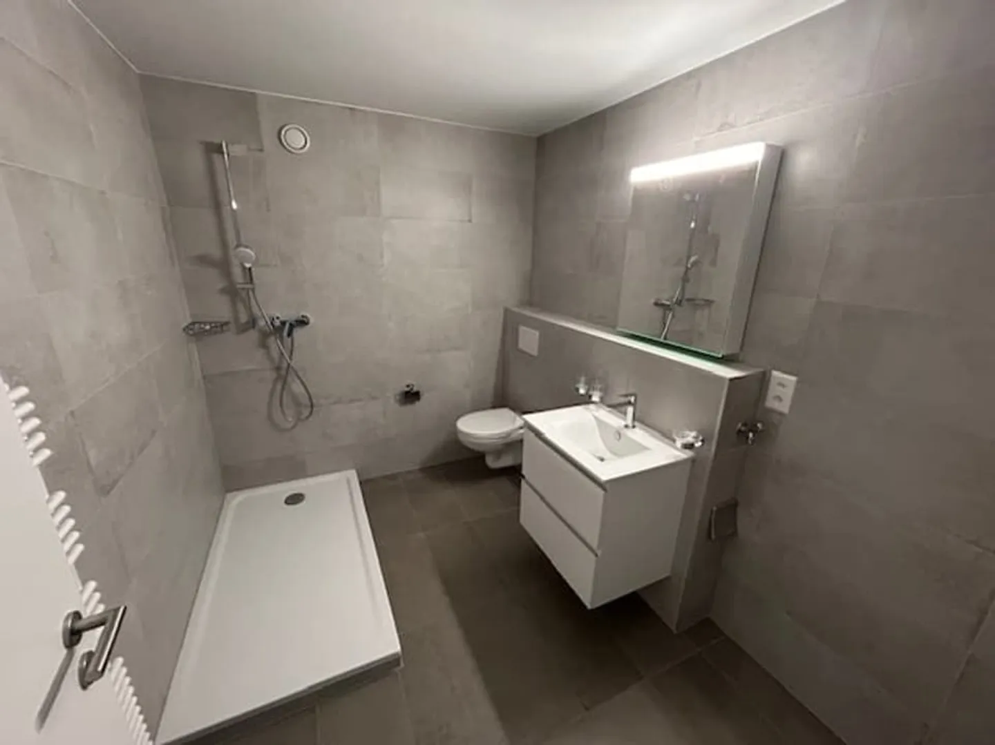 Wunderschöne 3,5-Zimmer-Wohnung mit Balkon in Boudry - Foto 8 von 10