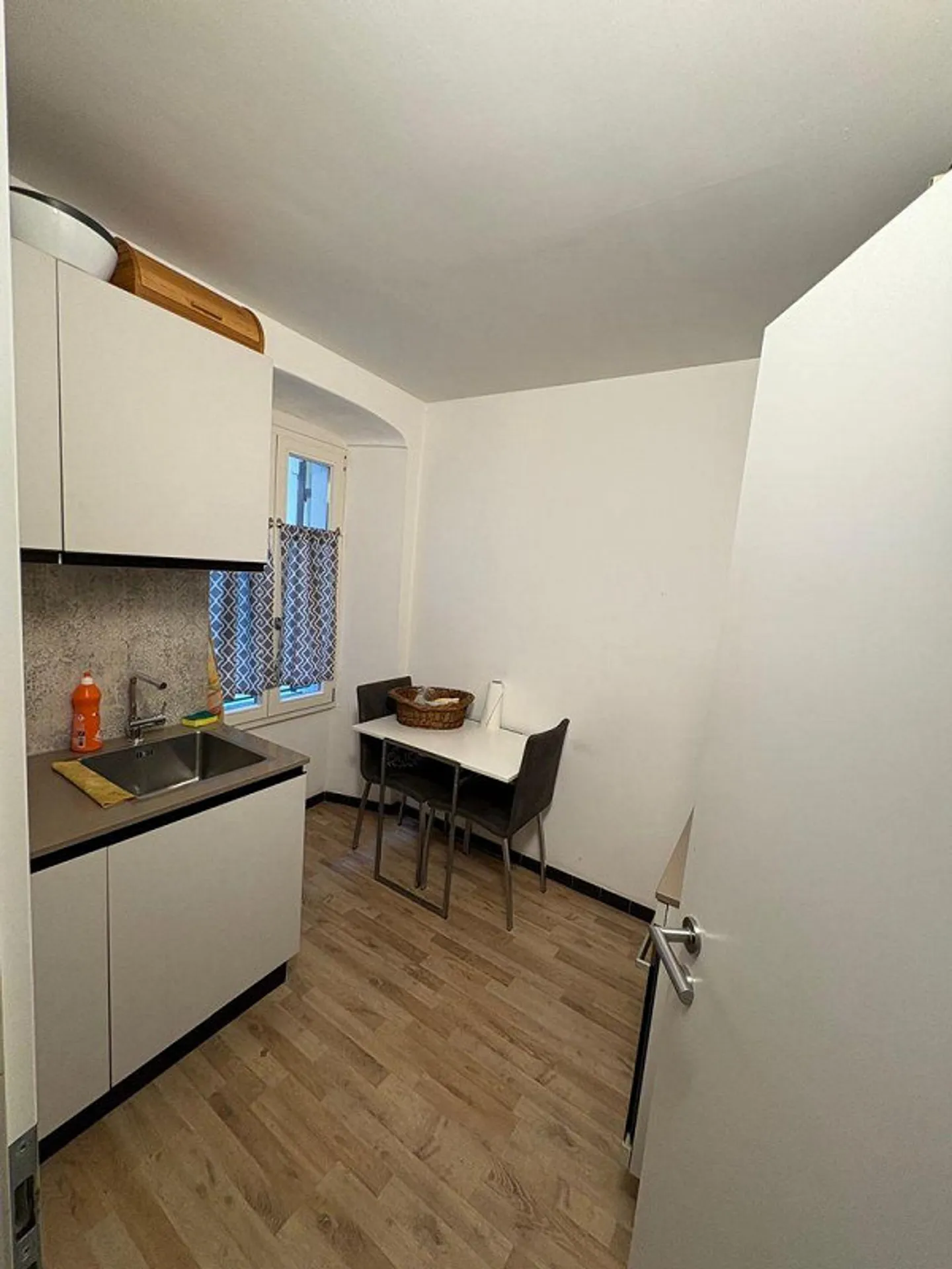 Herrliche 2.5-Zimmer-Wohnung möbliert im historischen Herzen - Foto 3 von 5