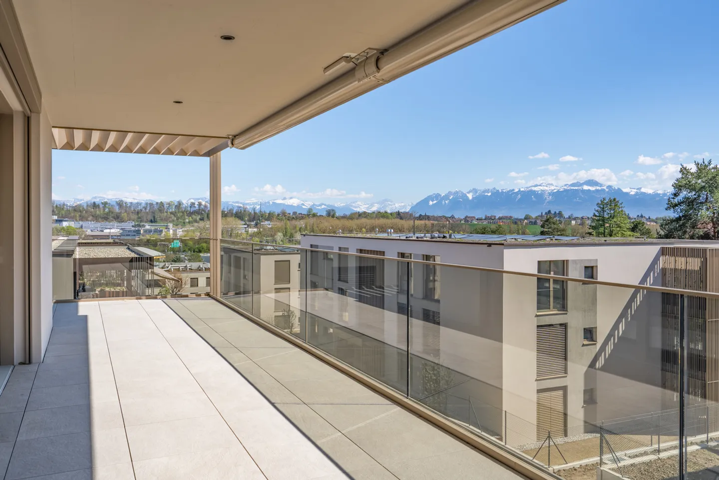 Magnificent 4.5-room apartment with spacious balcony on the top floor - Photo 1 of 9