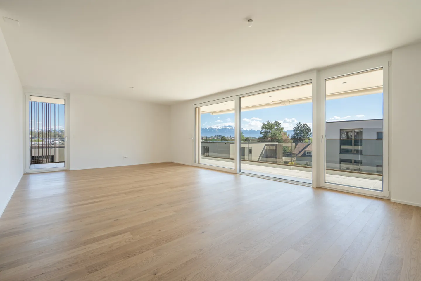 Magnificent 4.5-room apartment with spacious balcony on the top floor - Photo 2 of 9