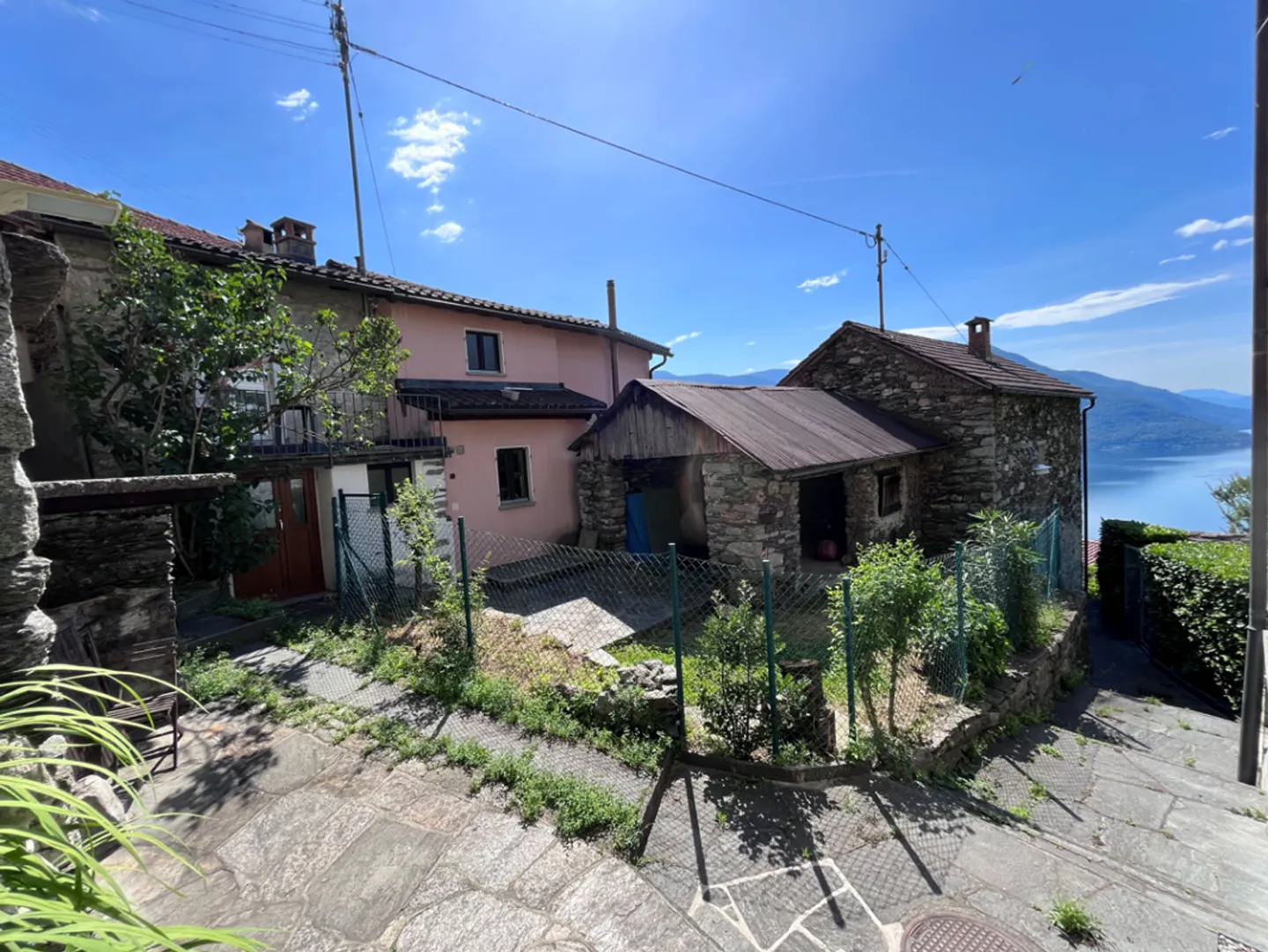 Rustico/stalla con giardino e due locali extra con bella vista lago | Rustico/Stall mit Garten und 2 zusätzliche Räume mit schönem Seeblick - Foto 1 di 4