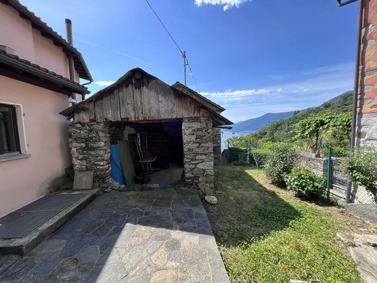Rustico/stalla con giardino e due locali extra con bella vista lago | Rustico/Stall mit Garten und 2 zusätzliche Räume mit schönem Seeblick - Foto 2 di 4