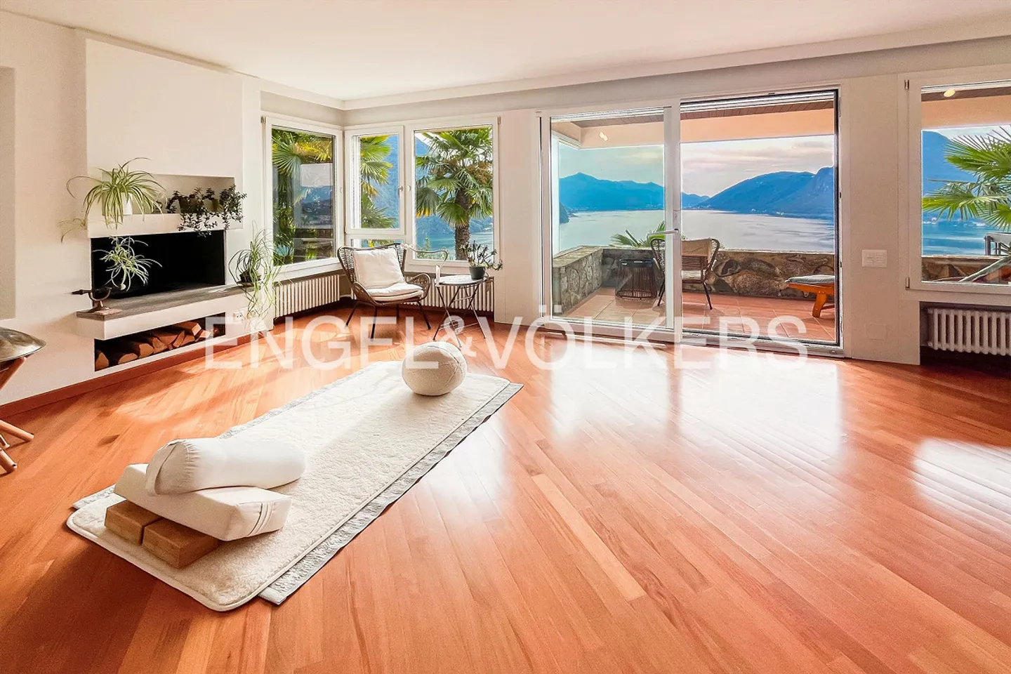 Beautiful duplex apartment with lake view - Photo 1 of 13