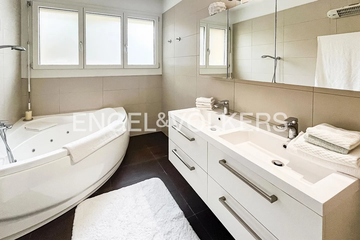 Beautiful duplex apartment with lake view - Photo 10 of 13