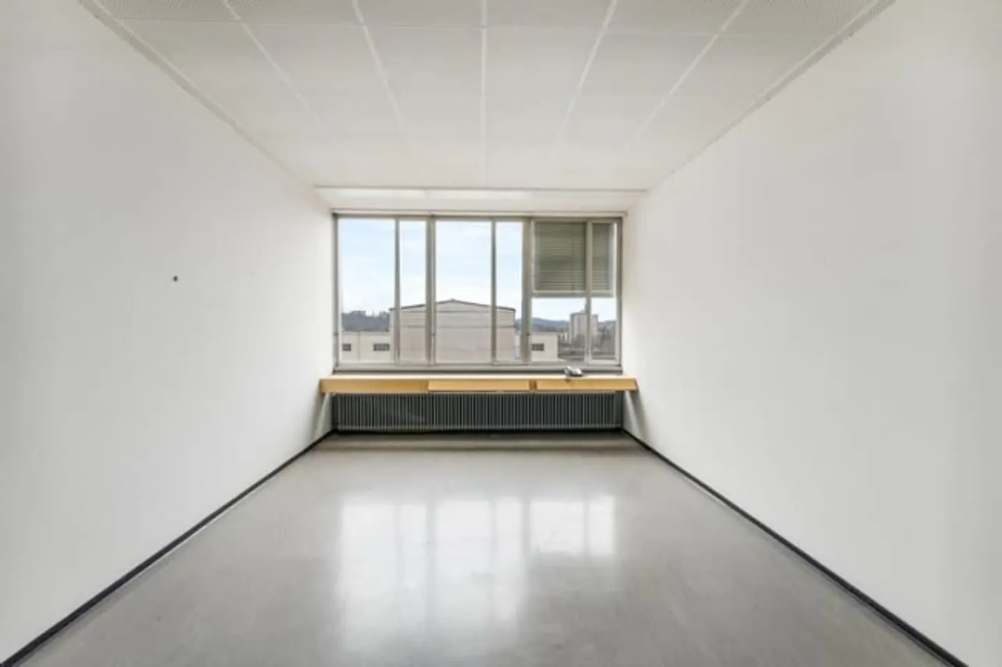 Office space for rent - Photo 1 of 4
