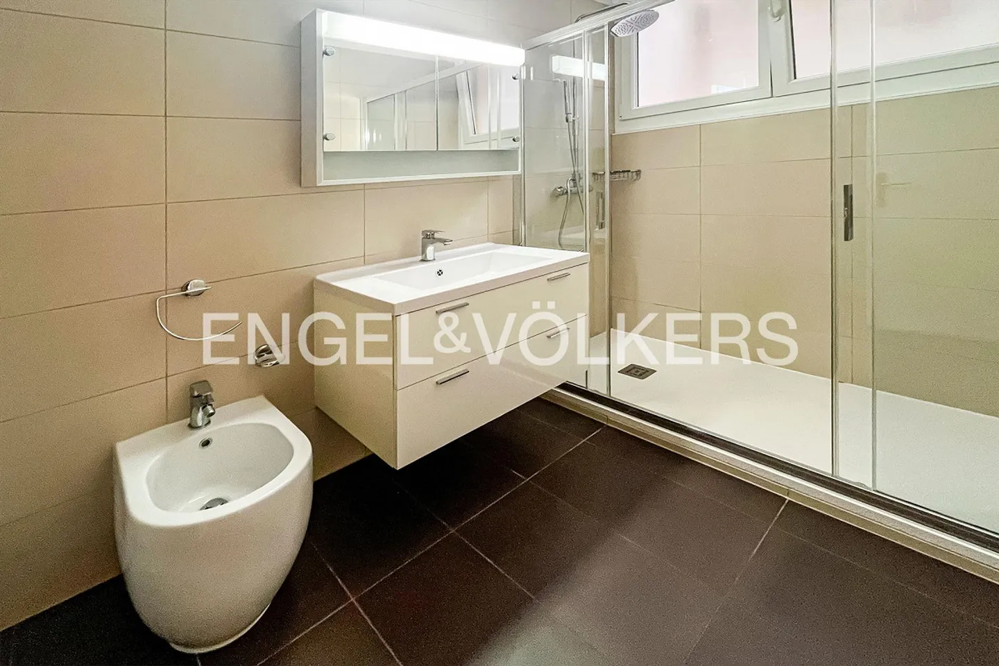 Beautiful duplex apartment with lake view - Photo 11 of 13