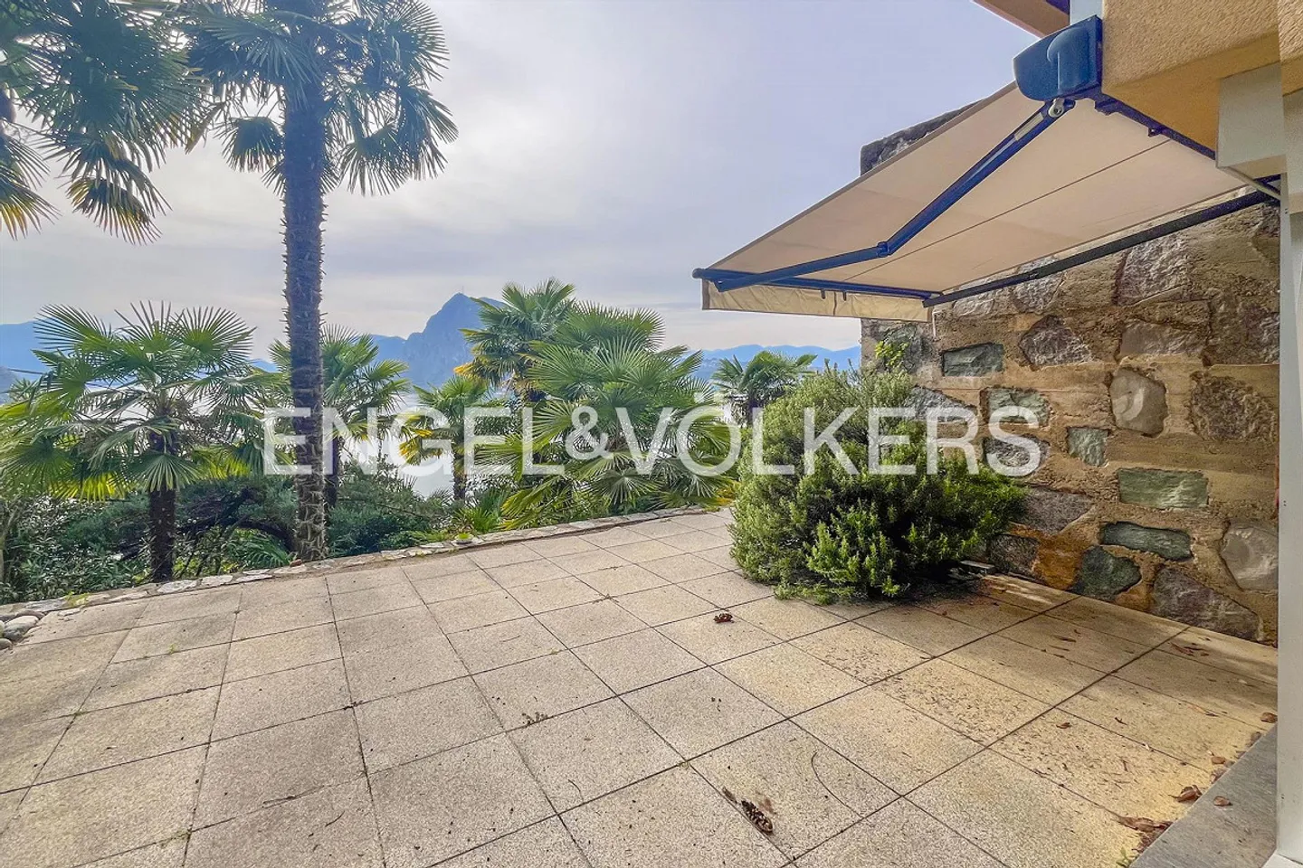 Beautiful duplex apartment with lake view - Photo 12 of 13