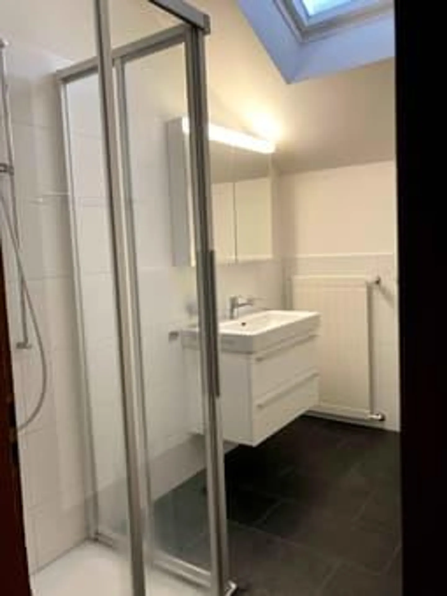 Incantevole appartamento mansardato di 1,5 locali in un edificio storico a Lausen - Foto 7 di 8