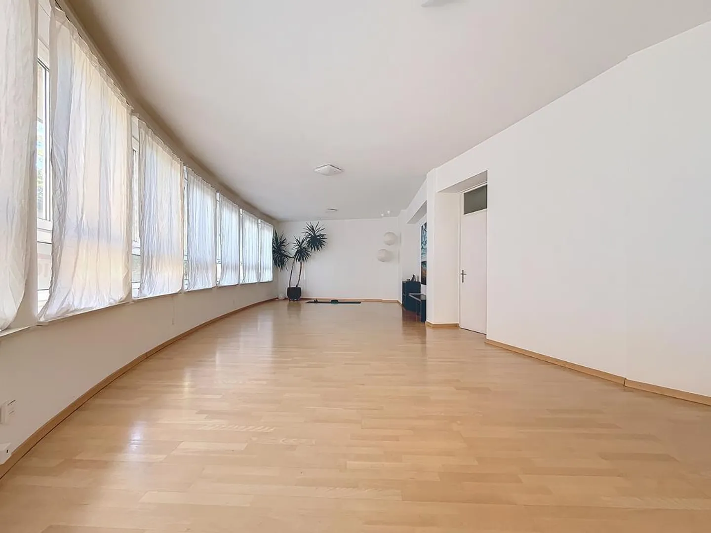Bright commercial space in a central location - Photo 2 of 10