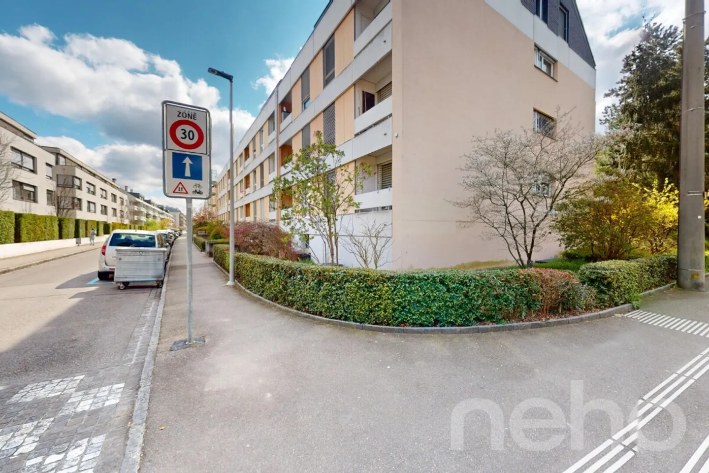 Appartamento attico ristrutturato di 2,5 locali in posizione tranquilla con balcone - Foto 11 di 13