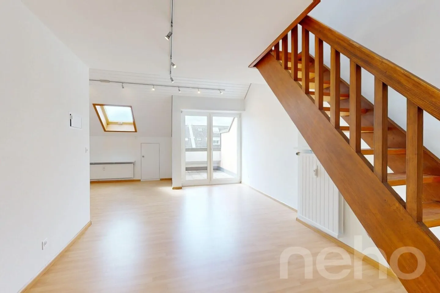 Appartamento attico ristrutturato di 2,5 locali in posizione tranquilla con balcone - Foto 2 di 13
