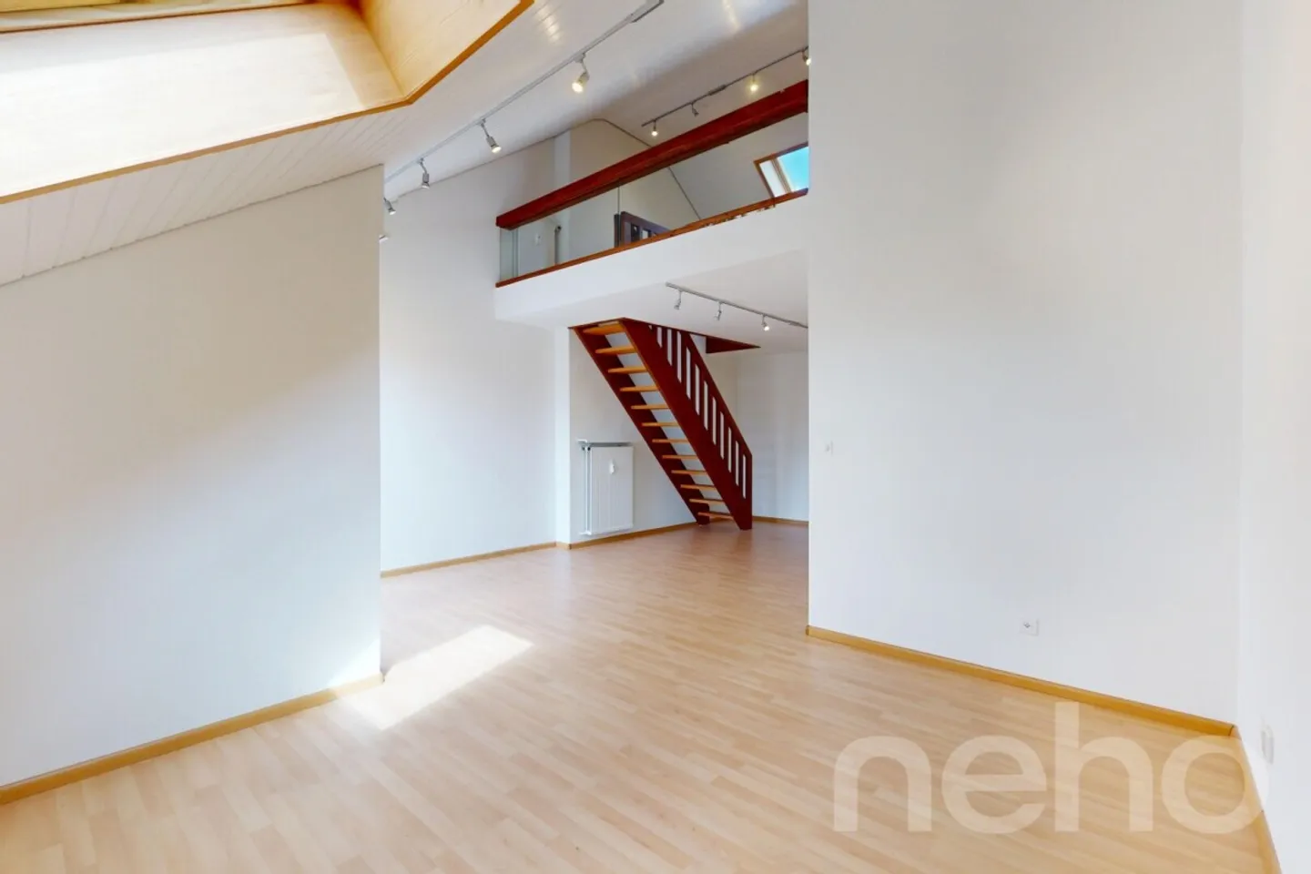 Appartamento attico ristrutturato di 2,5 locali in posizione tranquilla con balcone - Foto 9 di 13