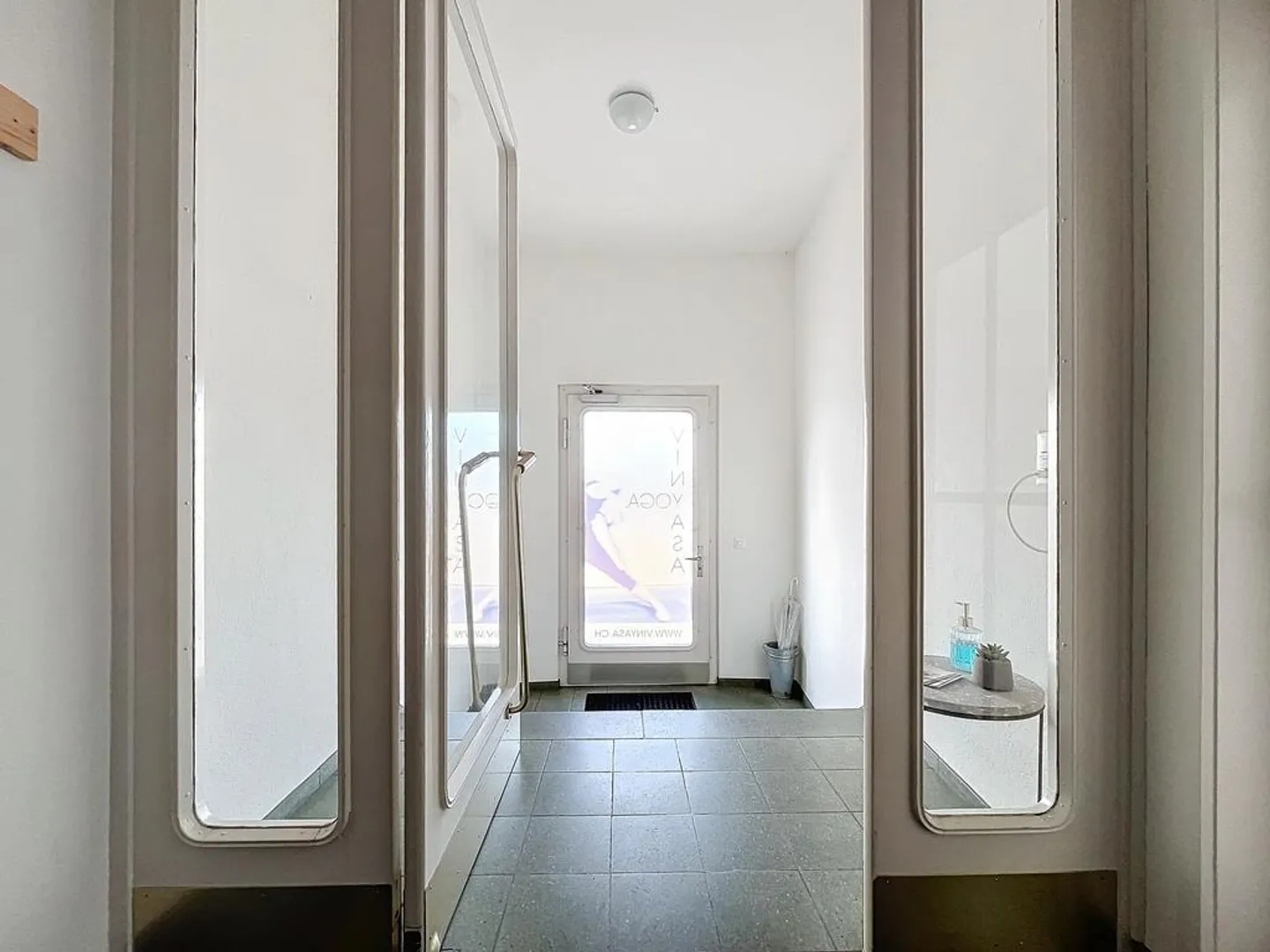 Bright commercial space in a central location - Photo 3 of 10