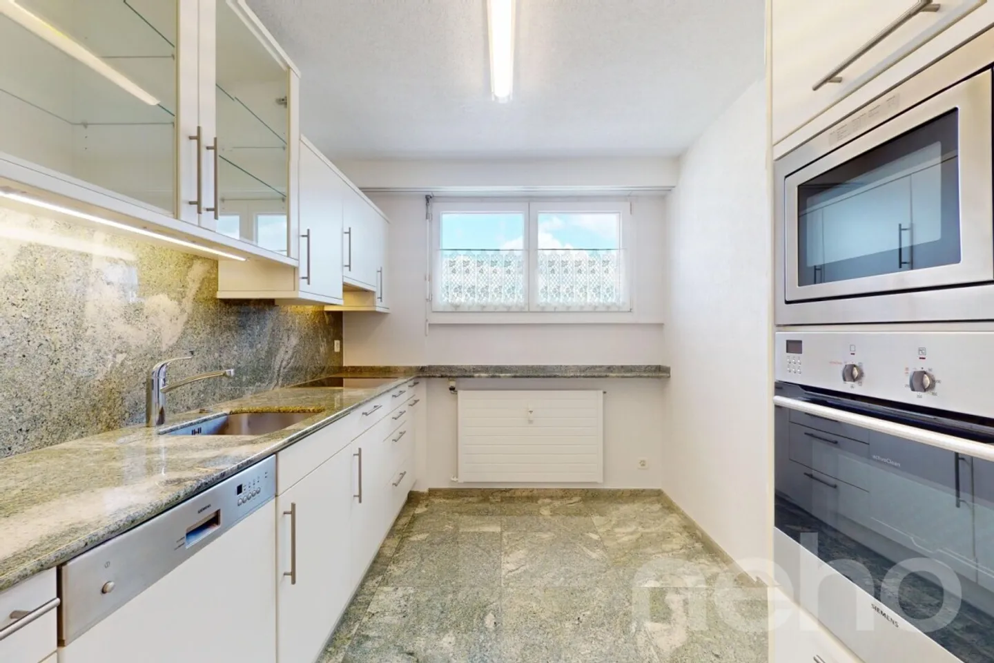 Appartamento attico ristrutturato di 2,5 locali in posizione tranquilla con balcone - Foto 8 di 13