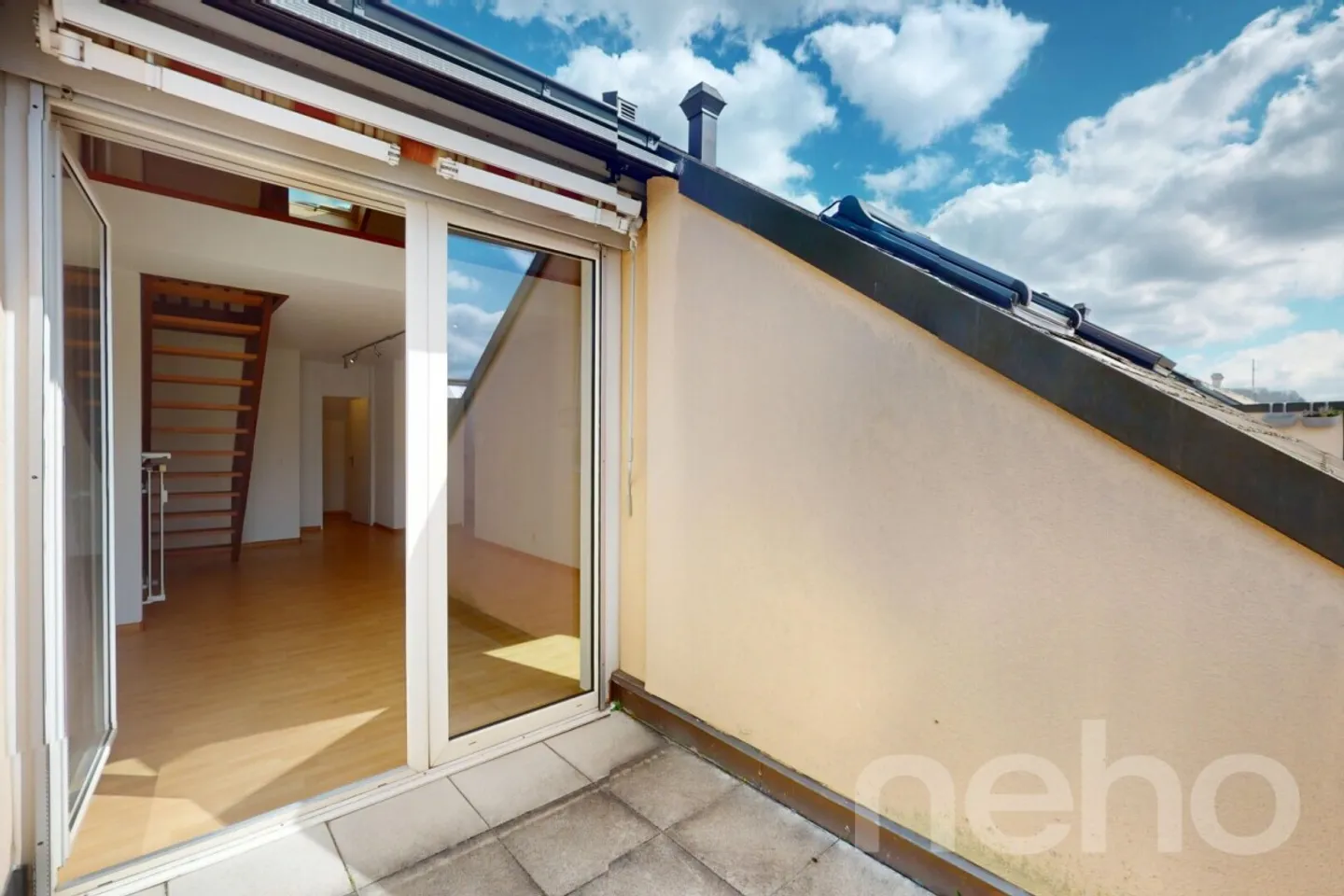 Appartamento attico ristrutturato di 2,5 locali in posizione tranquilla con balcone - Foto 12 di 13