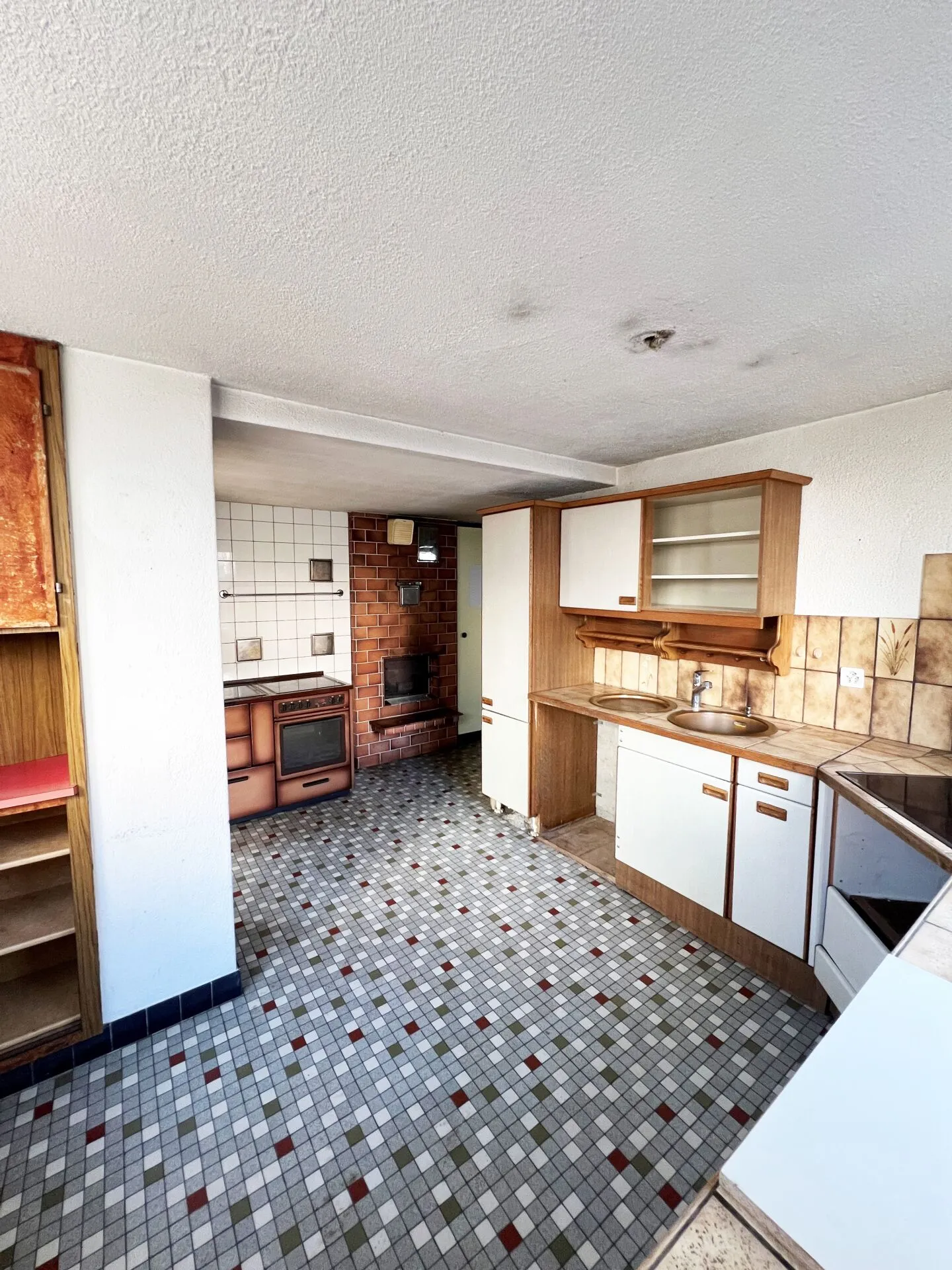 Ex fattoria con fienile, capanno, grande terreno e molto potenziale - Foto 3 di 10