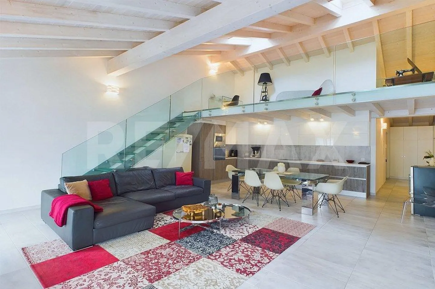 Modern penthouse between nature and city life - Photo 5 of 13