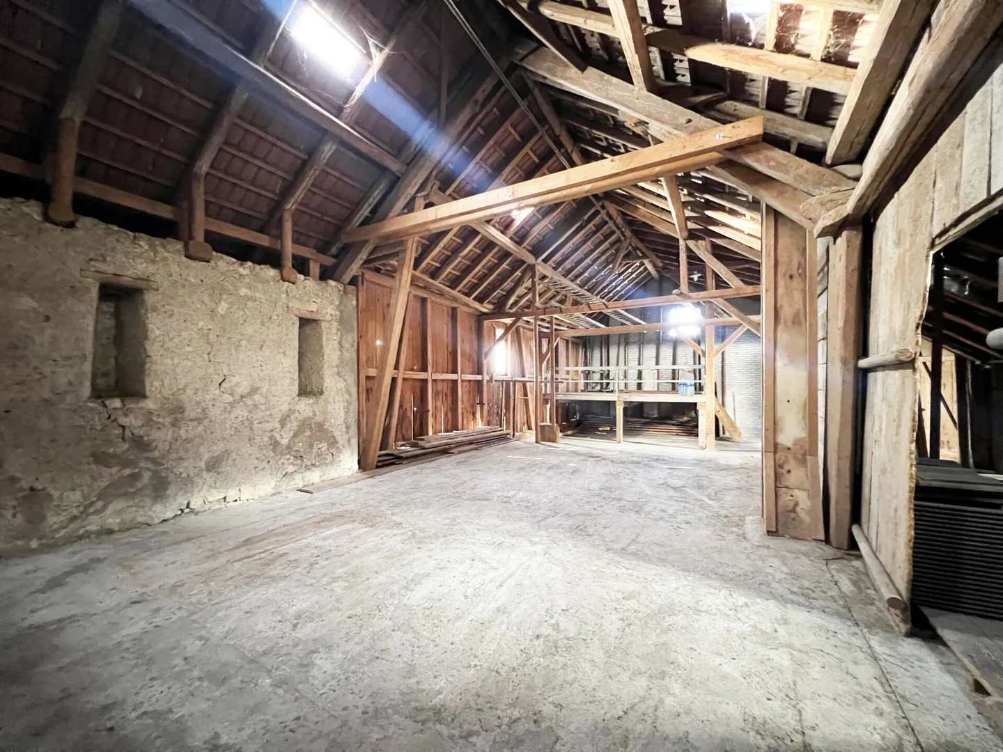 Ex fattoria con fienile, capanno, grande terreno e molto potenziale - Foto 7 di 10