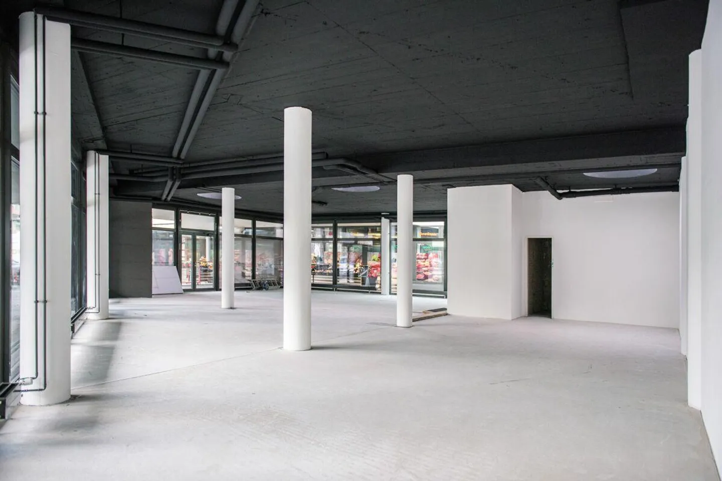 Flexible commercial space in a well-frequented main street - Photo 3 of 9