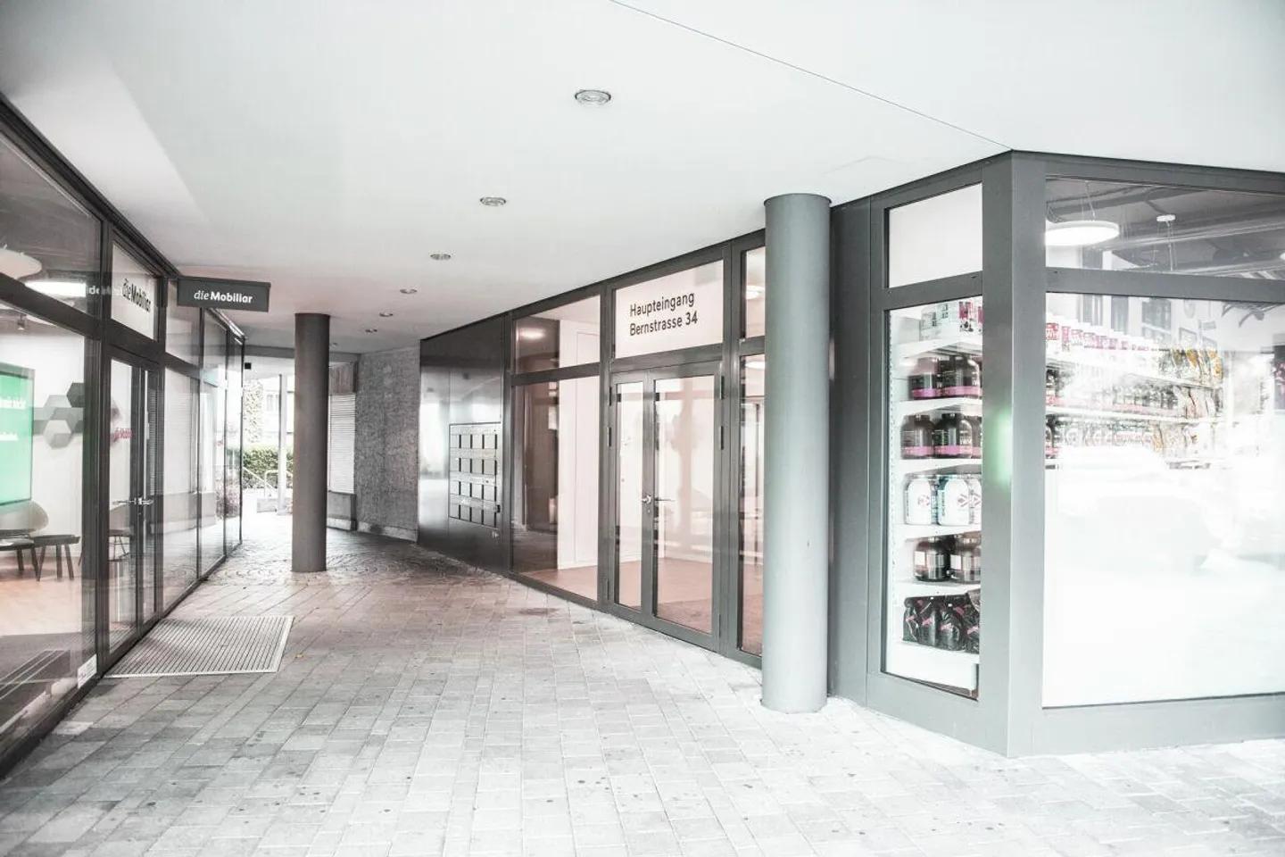 Flexible commercial space in a well-frequented main street - Photo 7 of 9