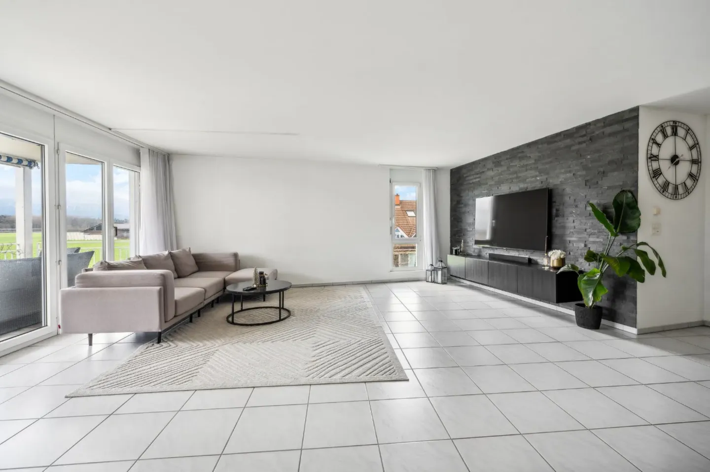 Condominium spacieux de 4,5 pièces avec 120 m², balcon et 2 places de parking - Photo 2 sur 12