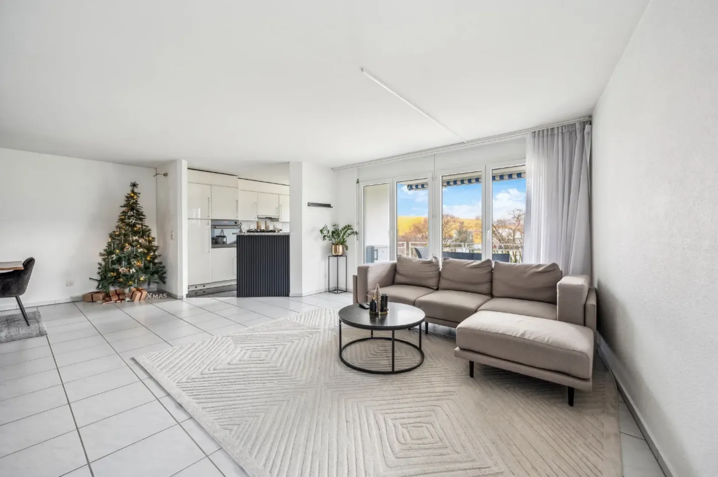 Condominium spacieux de 4,5 pièces avec 120 m², balcon et 2 places de parking - Photo 3 sur 12