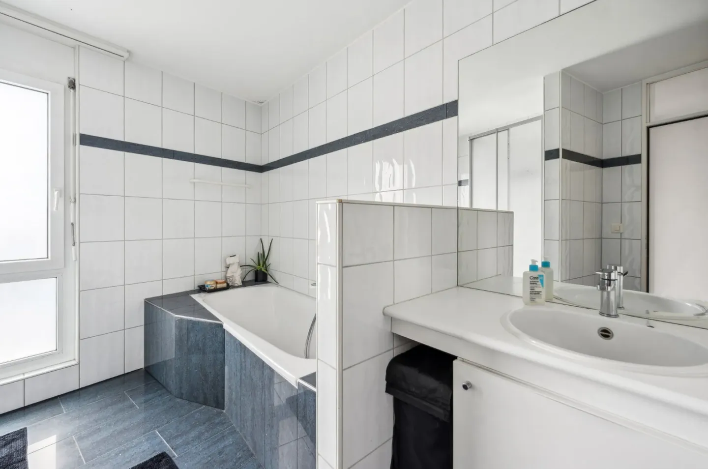 Condominium spacieux de 4,5 pièces avec 120 m², balcon et 2 places de parking - Photo 10 sur 12