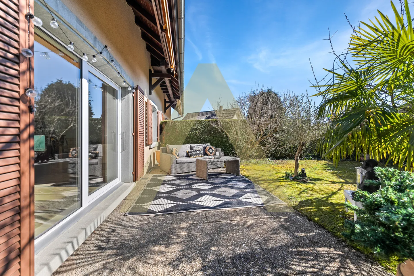 Una piacevole casa circondata dal verde - Foto 2 di 8