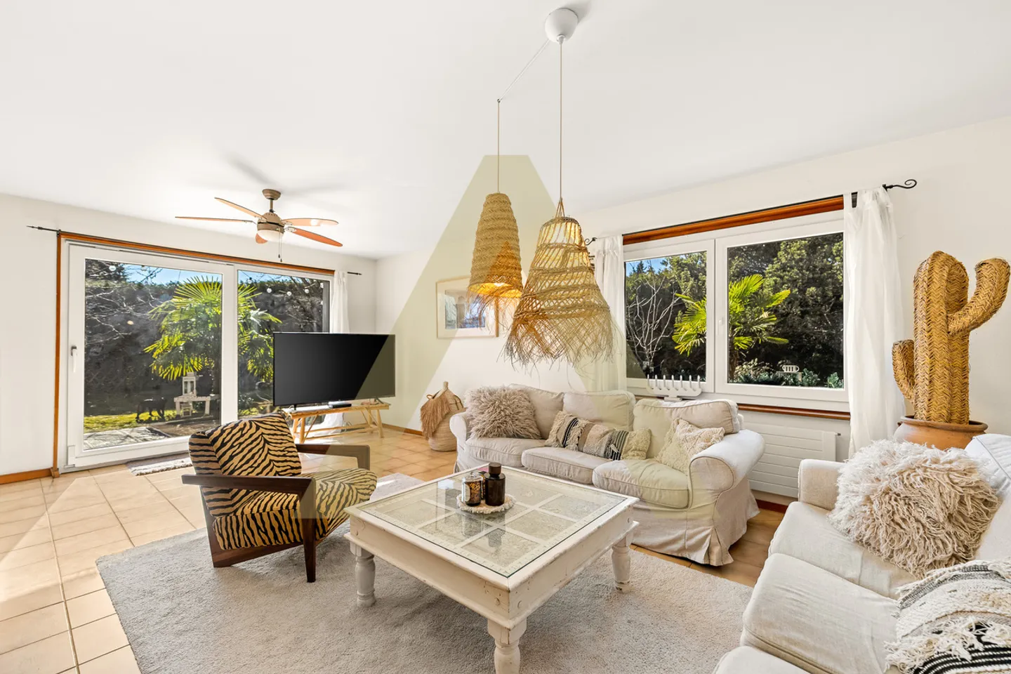 Una piacevole casa circondata dal verde - Foto 3 di 8