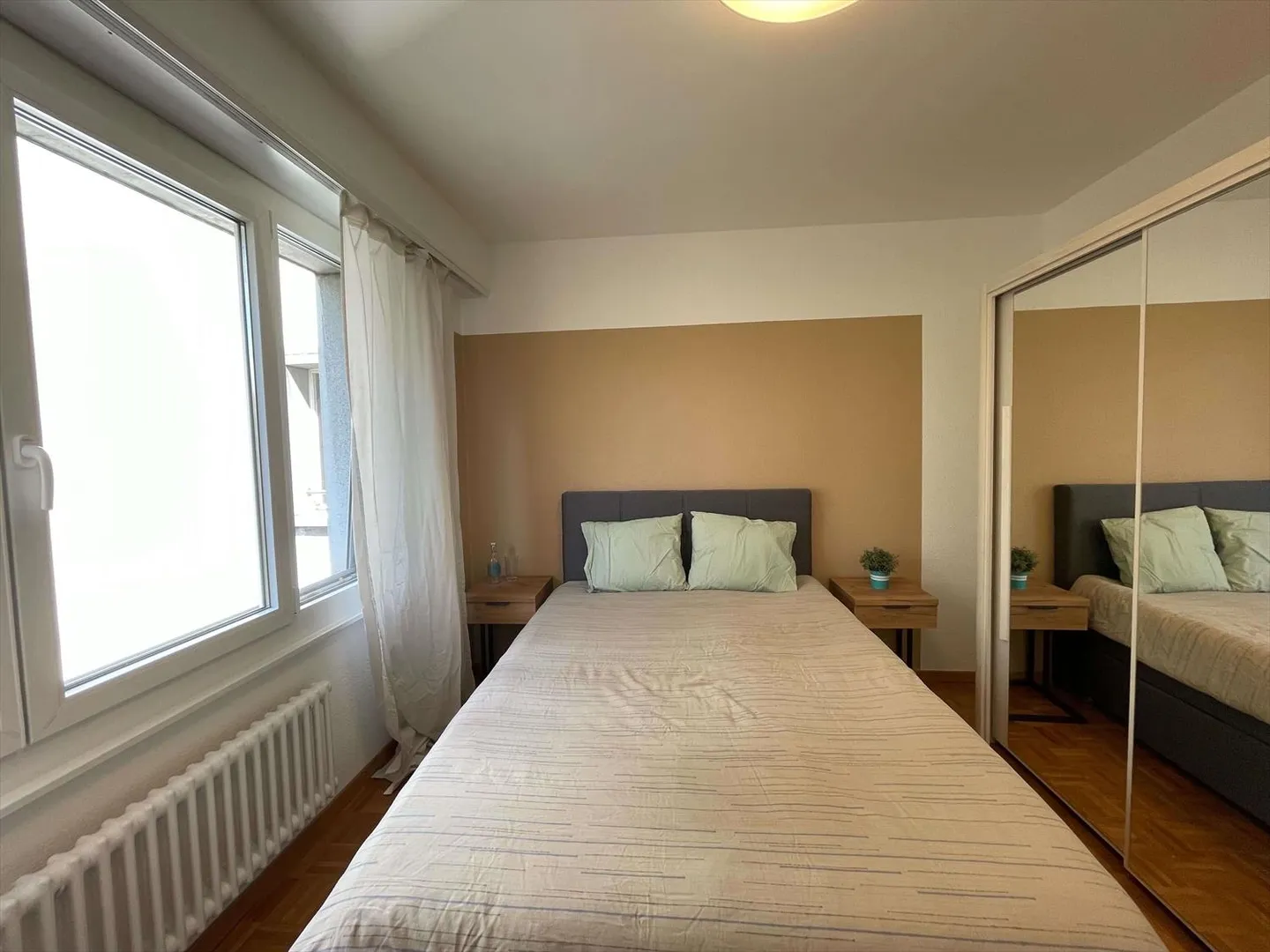 Room 1 - Photo 3 of 25