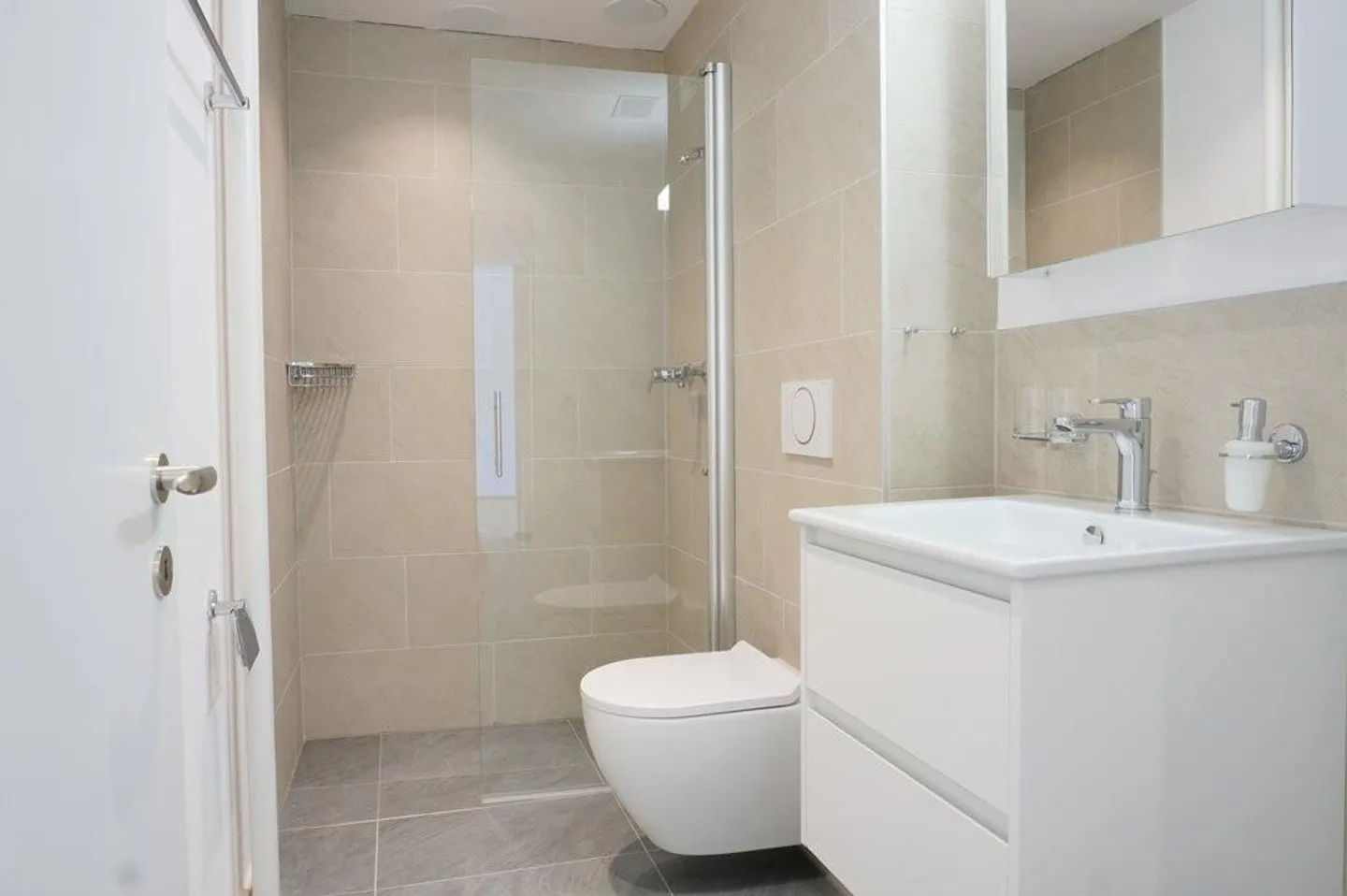 appartamento moderno ristrutturato con 2 camere - Foto 3 di 6