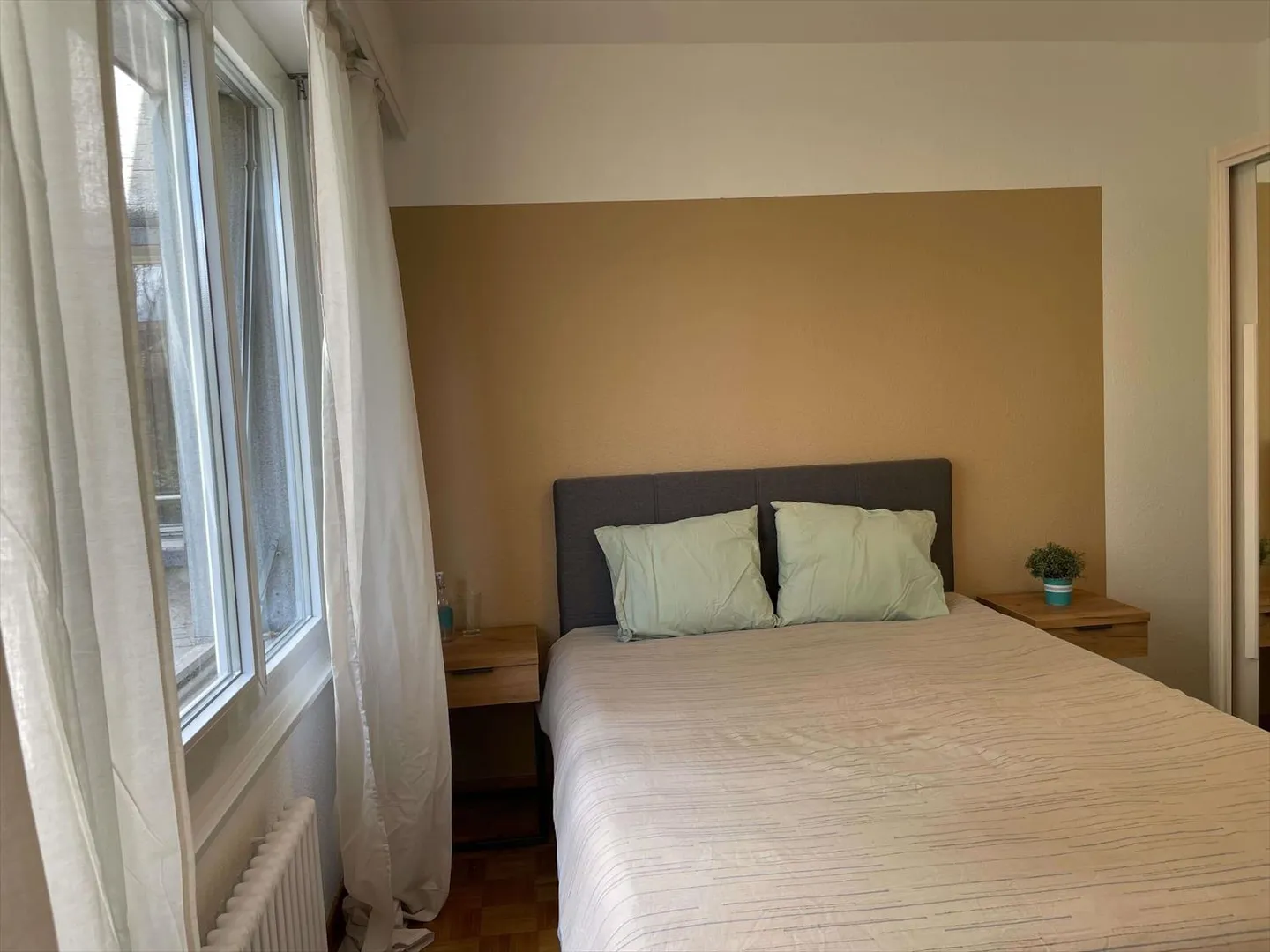 Room 1 - Photo 2 of 25