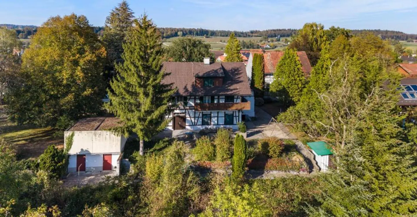 Terrain à bâtir avec propriété existante et son propre cadre naturel - Photo 1 sur 5