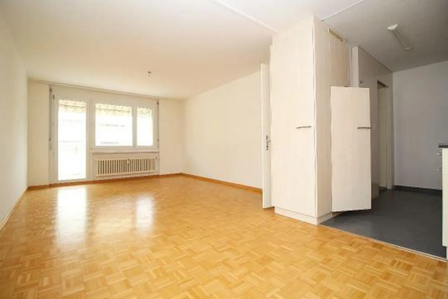 Bright apartment near the center wanted - Photo 2 of 5