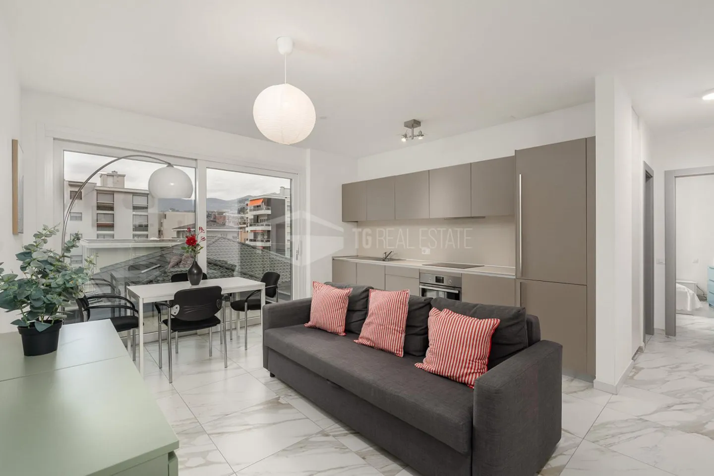 ELEGANZ UND KOMFORT: MÖBLIERTE ZWEI-ZIMMER-WOHNUNG - Foto 1 von 9