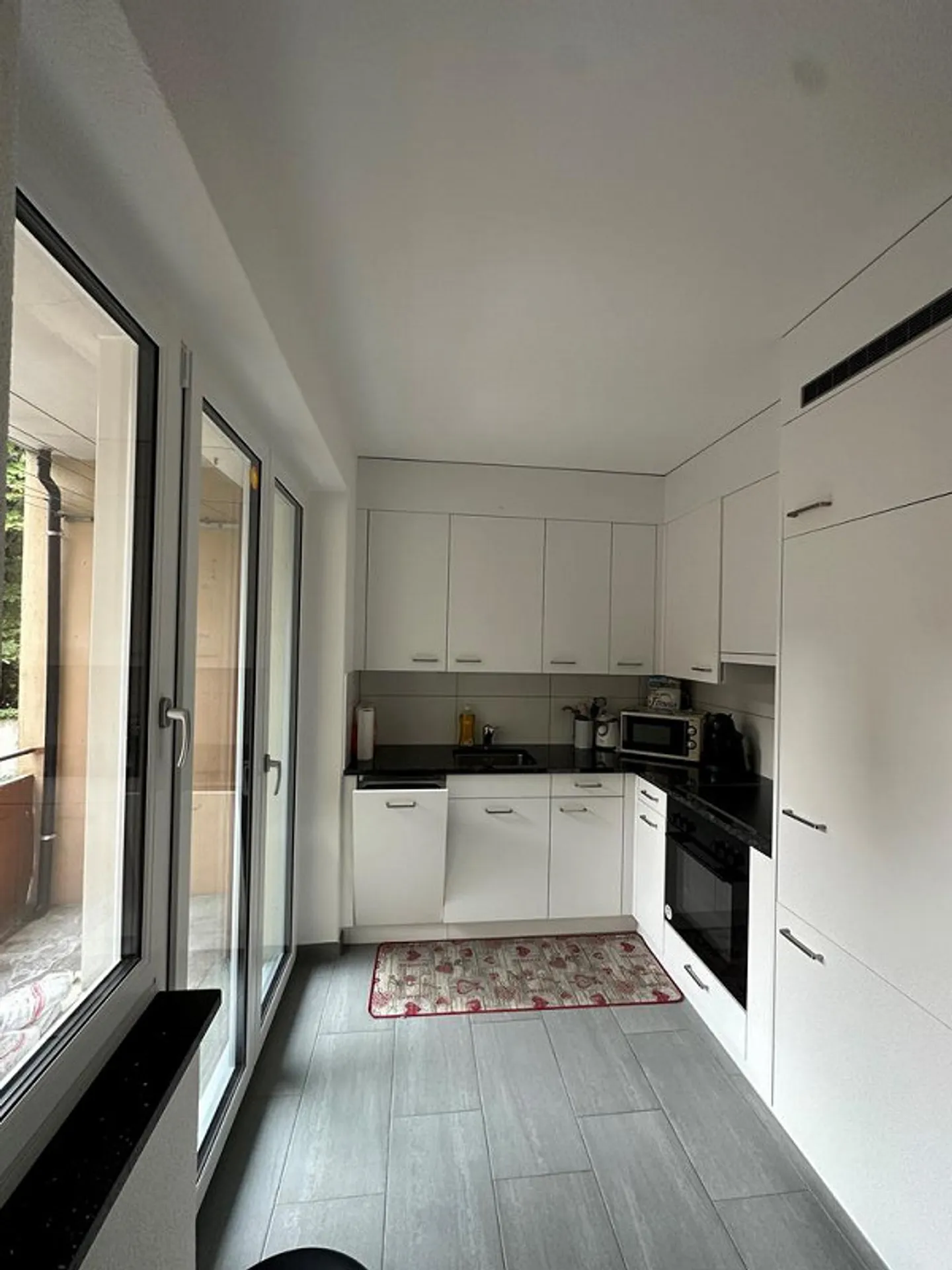 Appartement moderne de 3 pièces avec balcon - Photo 1 sur 8