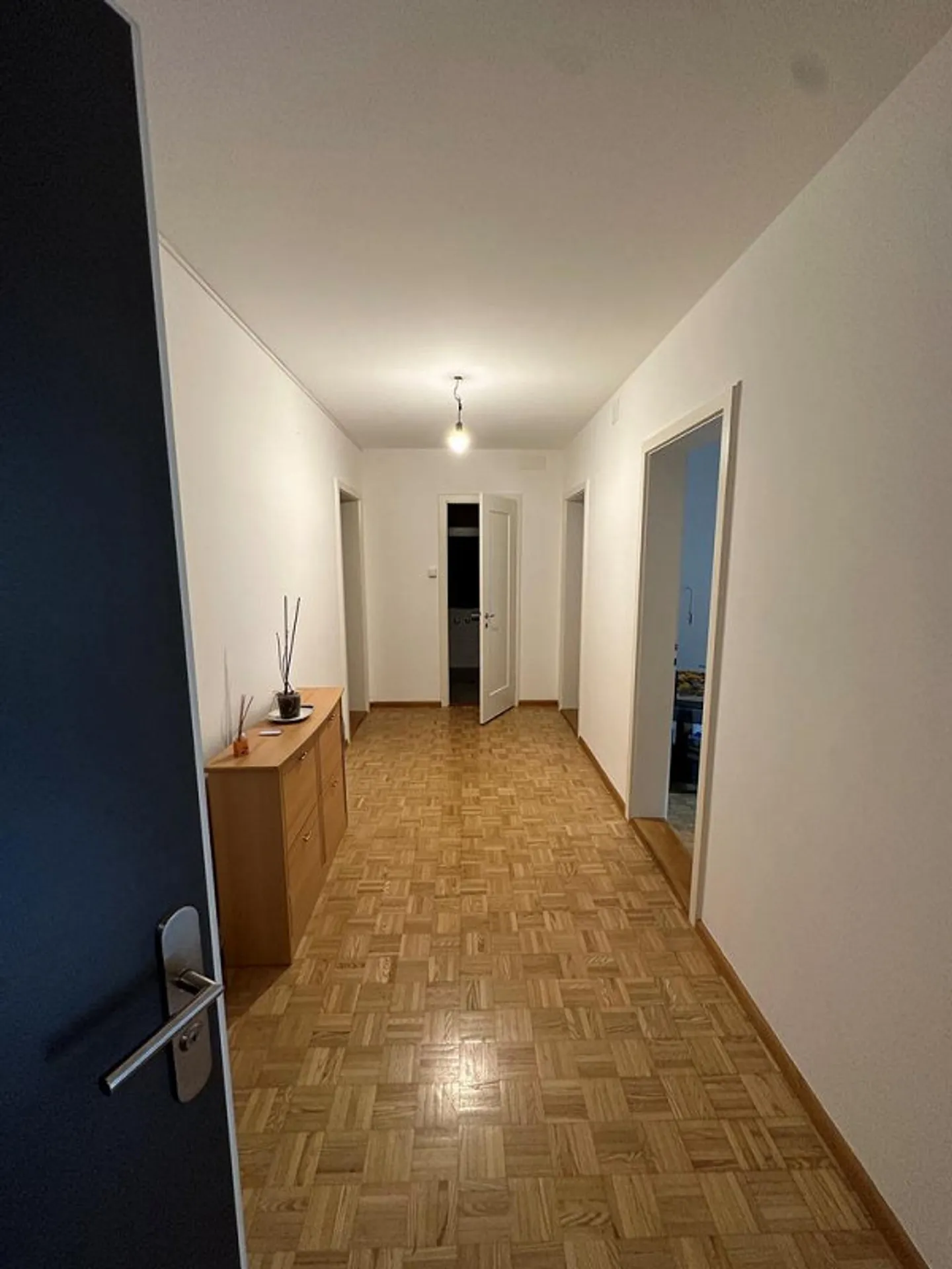 Appartement moderne de 3 pièces avec balcon - Photo 3 sur 8