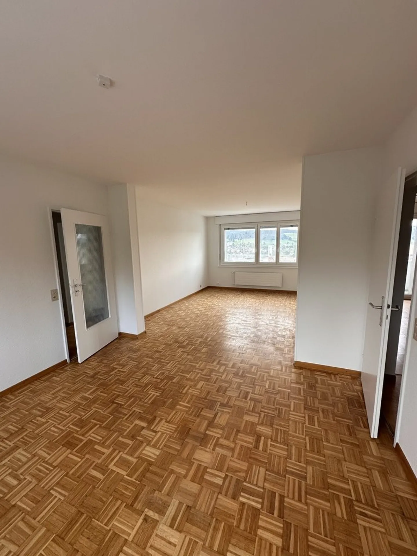 APARTMENT WITH BALCONY IN A QUIET NEIGHBORHOOD - Photo 2 of 8