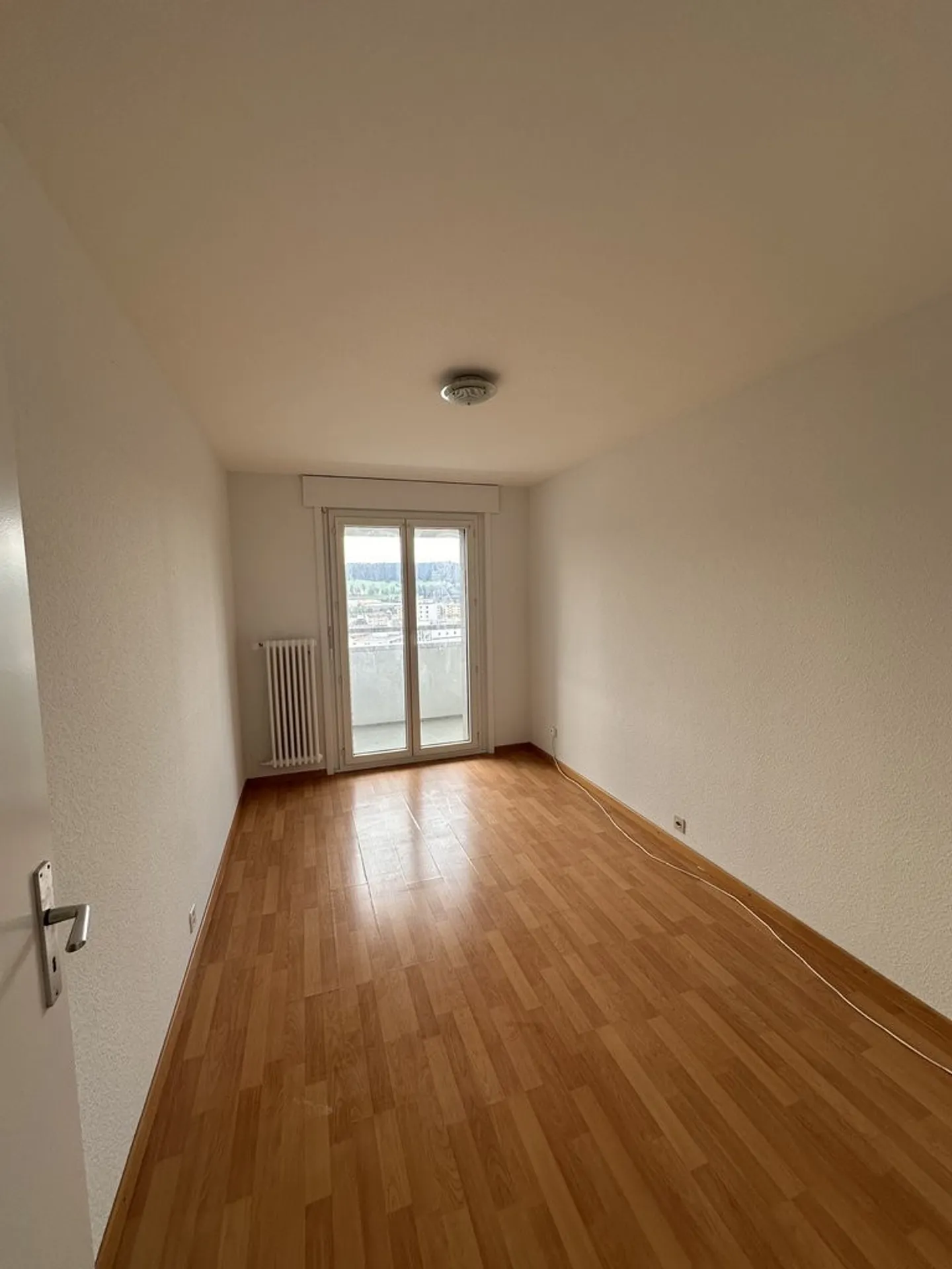 APARTMENT WITH BALCONY IN A QUIET NEIGHBORHOOD - Photo 4 of 8