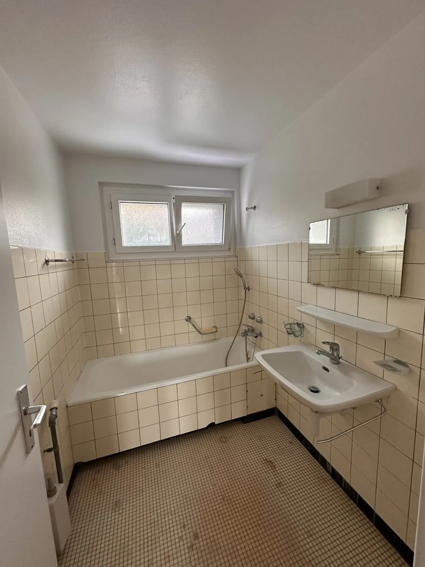 APARTMENT WITH BALCONY IN A QUIET NEIGHBORHOOD - Photo 7 of 8