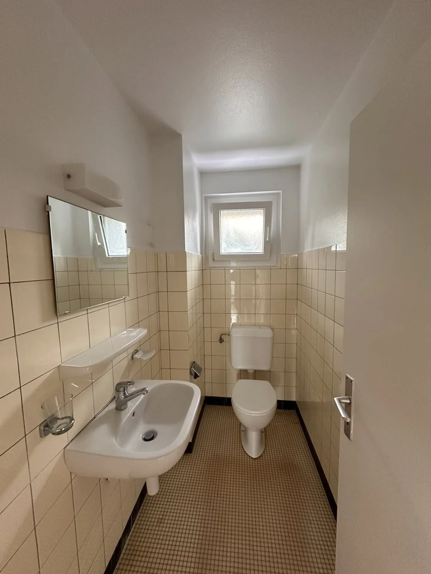 APARTMENT WITH BALCONY IN A QUIET NEIGHBORHOOD - Photo 8 of 8