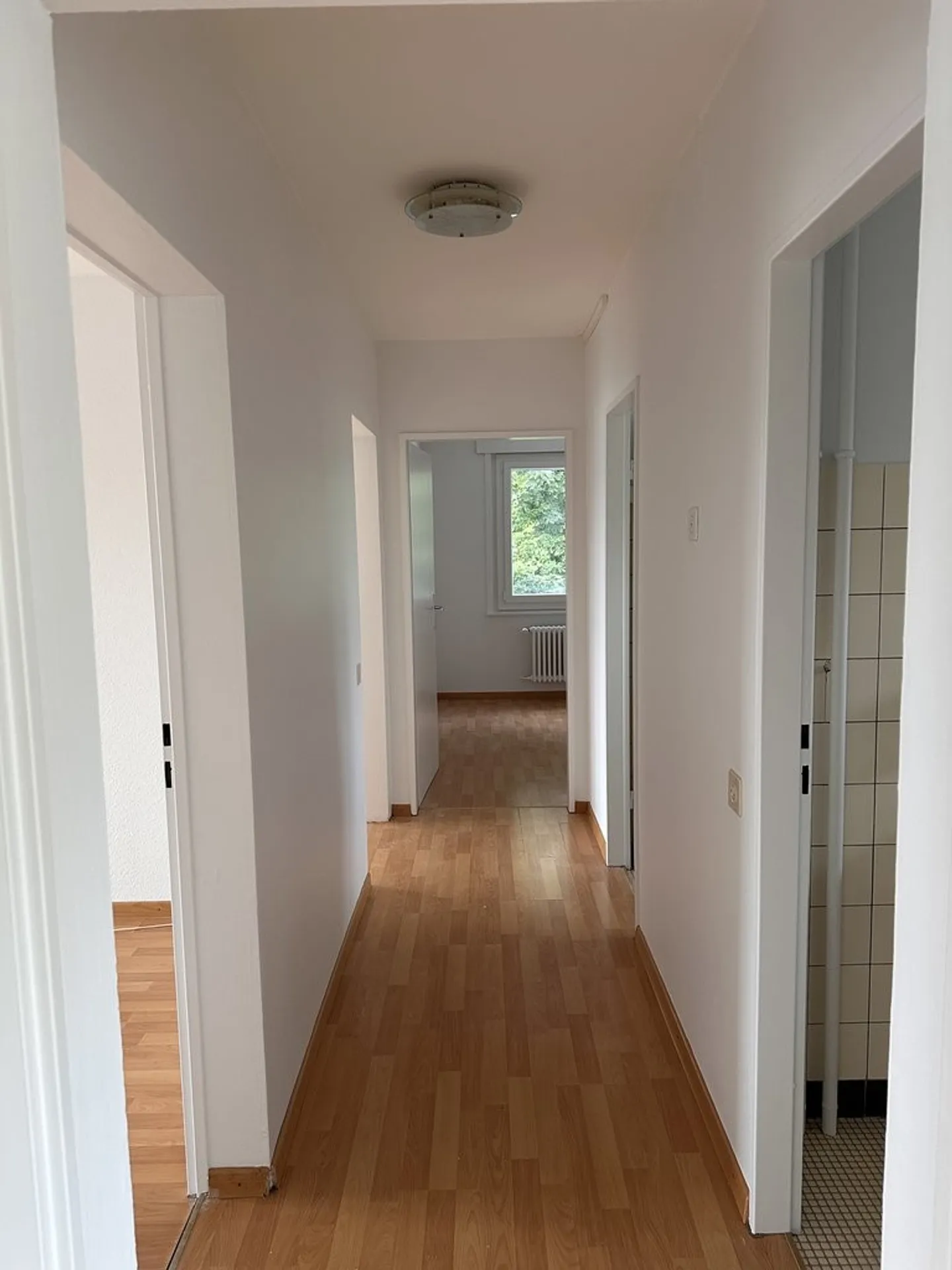 APARTMENT WITH BALCONY IN A QUIET NEIGHBORHOOD - Photo 3 of 8