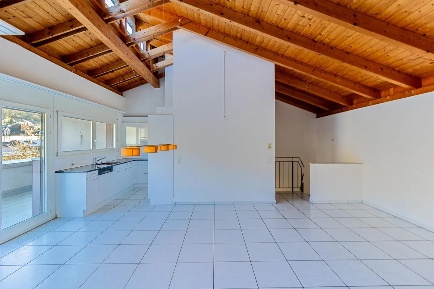 Charming 4.5-room maisonette apartment with hobby room near Rotsee - Photo 3 of 12