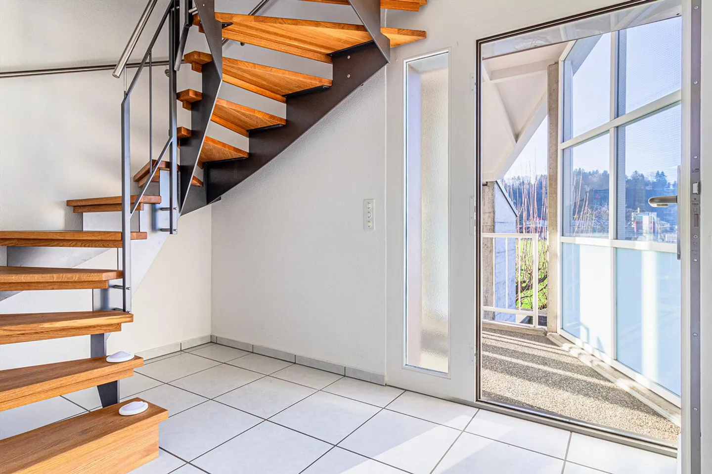 Charming 4.5-room maisonette apartment with hobby room near Rotsee - Photo 4 of 12